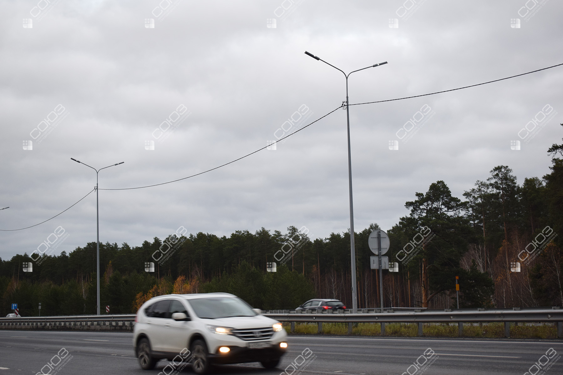 Автомагистраль в Люберцах: Установка СОЮЗ 22 на опорах вдоль проезжей части.